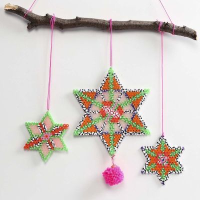 Estrellas de cuentas Nabbi decoradas con pompones