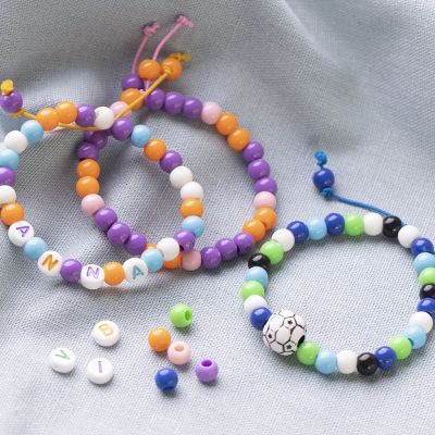 Pulseras hechas con cuerda elástica de colores y cuentas de plástico