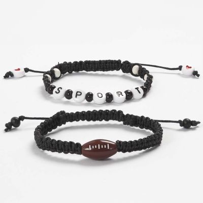 Pulseras trenzadas con palabras y símbolos