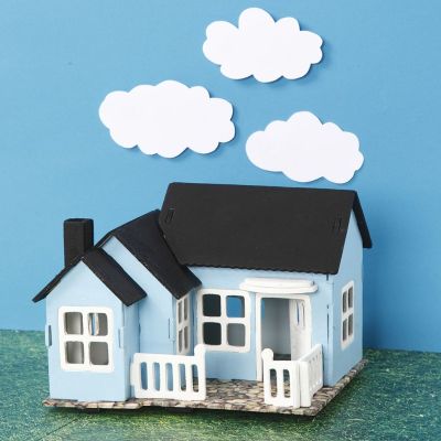Casa de madera pintada y decorada
