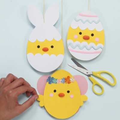 Pollitos de pascua de cartulina decorados con Silk Clay