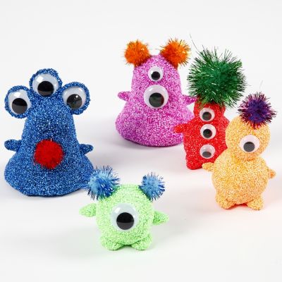 Alienígenas de Foam Clay con ojos saltones y pompones.