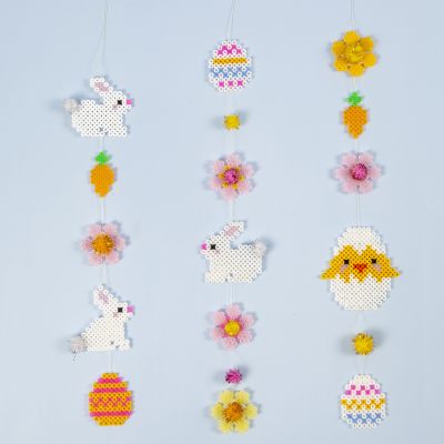 Una guirnalda de Pascua hecha de conejos de Pascua de cuentas de fusible Nabbi