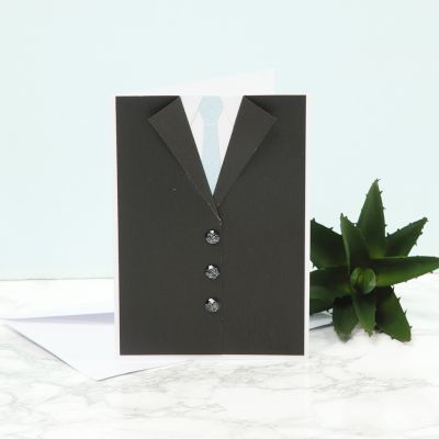 Una invitación de fiesta de confirmación con esmoquin