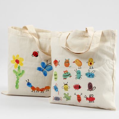 Una bolsa para la compra decorada con pintura de dedos para tela.