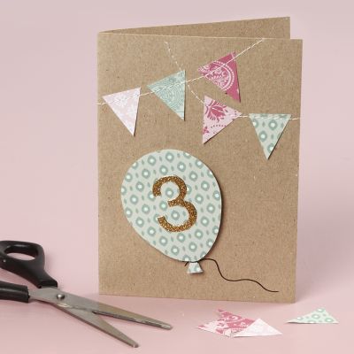 Una tarjeta de cumpleaños con detalles cosidos. 
