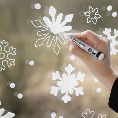 Decoración de ventana copo de nieve con marcadores de tiza