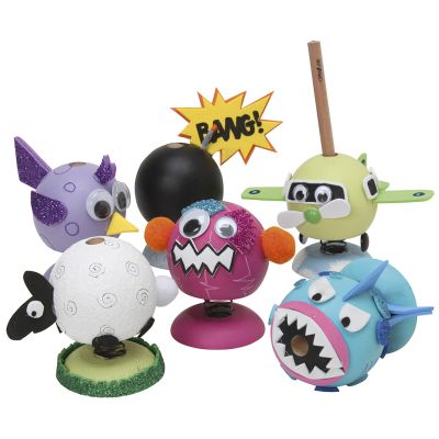 Figuras hinchables de madera decoradas con pintura y goma espuma