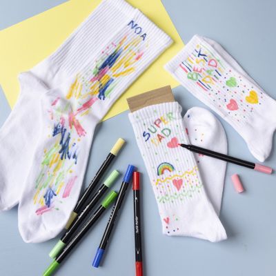 Calcetines personalizados decorados con rotuladores textiles