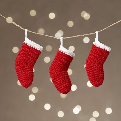 Calcetines navideños en miniatura de ganchillo
