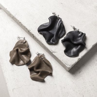 Pendientes ondulados de arcilla para joyas