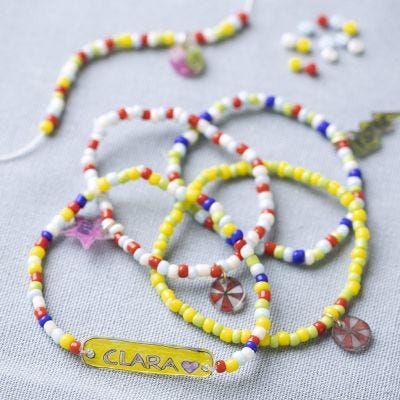 Pulsera con cuentas de semillas de rocaille y abalorio de plástico retráctil