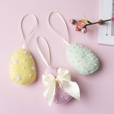 Huevos de Pascua decorados de fieltro 