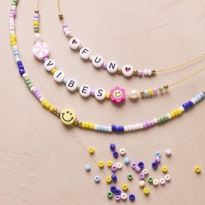 Collar de cuentas con letras y figuras