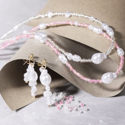 Collar y pendientes con cuentas de madre perla y cuentas de semillas de rocaille 
