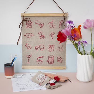 Colgador de pared con diseños bordados