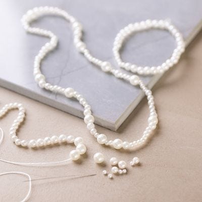 Collar y pulsera con cuentas blancas de madre perla