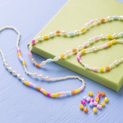 Bisutería de cuentas coloridas para niños