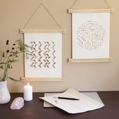 Arte de papel en colgadores para póster