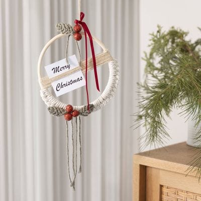 Corona de Navidad anudada de macramé