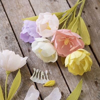 Un tulipán de papel crepé