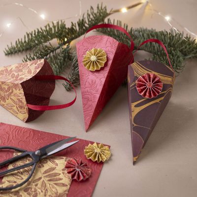 Cono navideño decorativo de papel hecho a mano