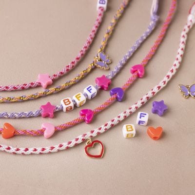 Pulsera de la amistad anudada con la técnica de kumihimo