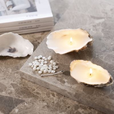 Velas de soja fundidas en conchas de ostras