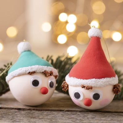 Bolas navideñas con forma de elfos de Silk Clay® y Foam Clay®