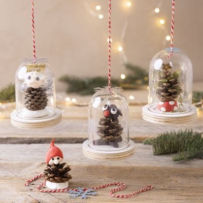 Campanas festivas adornados con piñas para colgar