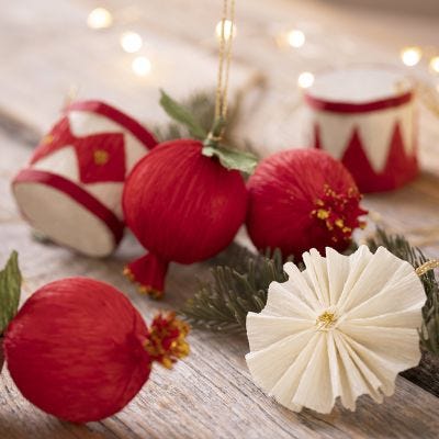 Adorno navideño hecho de papel crespón