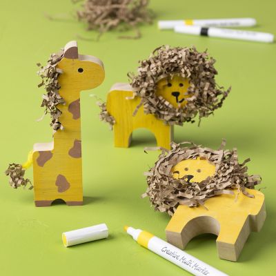 Animales salvajes de madera decorados con rotuladores y papel arrugado