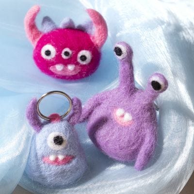Monstruos en fieltro punzonado