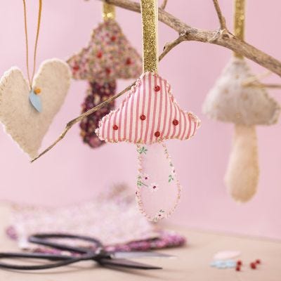 Corazón y seta colgantes en tela patchwork y fieltro