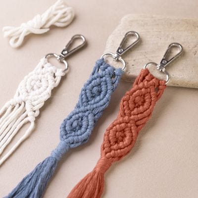 Llavero o decoración de bolso en macramé