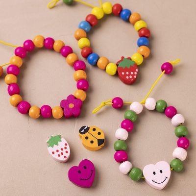 Pulsera elástica con cuentas de madera en colores brillantes