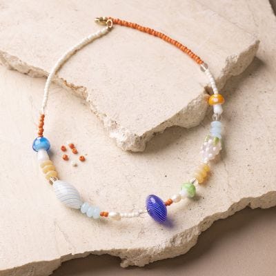 Collar con cuentas grandes de cristal y de colores