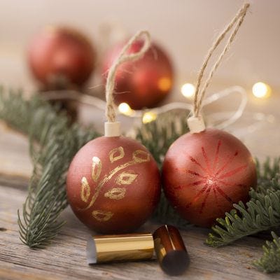 Bolas navideñas decoradas con pintura artesanal y lámina decorativa