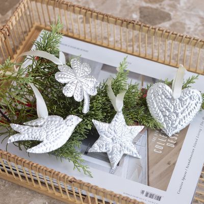 Decoraciones navideñas de lámina estampada