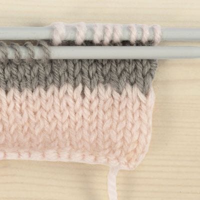 Cómo hacer cambios de color al tejer