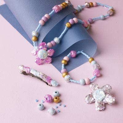 Bisutería infantil con cuentas y Glitter clay