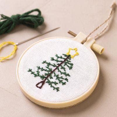 Bastidor de bordado con árbol de Navidad bordado