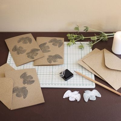 Estampados con sellos en tarjetas y sobres