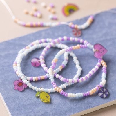 Pulsera de cuentas con abalorio de plástico retráctil