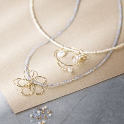 Collares de cuentas con colgantes de alambre de joyería