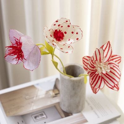 Flores de papel crepé decoradas con rotuladores creatvos multiusos