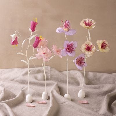 Flores de crespón sobre una base