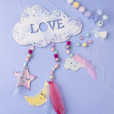 Móvil brillante con nubes