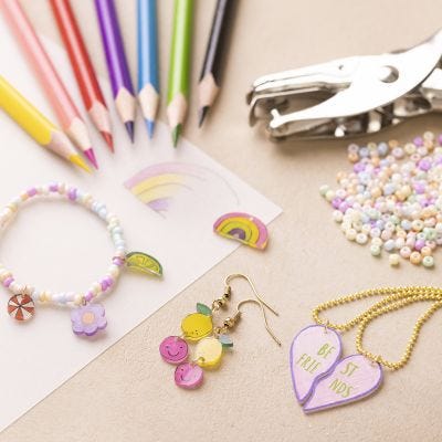 Joyas fabricadas con láminas de plástico retráctil