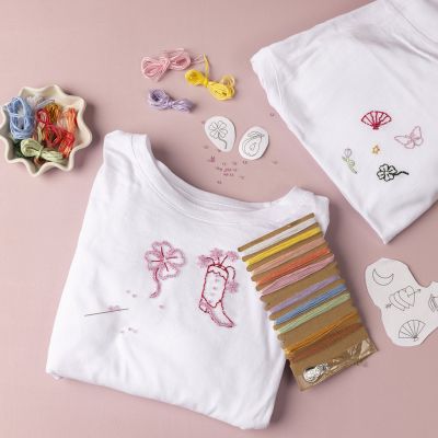 Camiseta decorada con bordados y cuentas